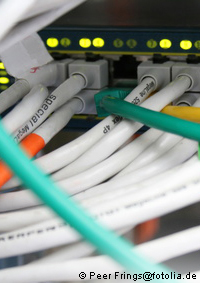 Netzwerkkabel Rack mit Server und mit Netzwerkverkabelung